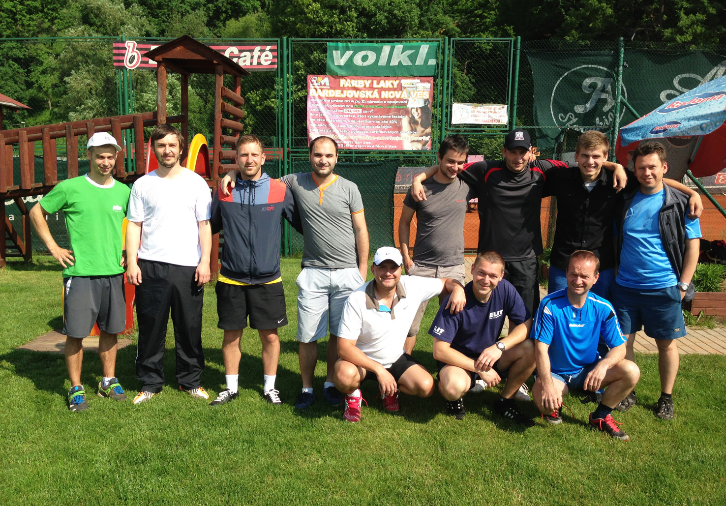 (v ľavo) družstvo TK WLP Bardejov, (v pravo) družstvo mužov TC 92 Levoča víťaz I. triedy 2013 postupujúce do II. ligy pre sezónu 2014